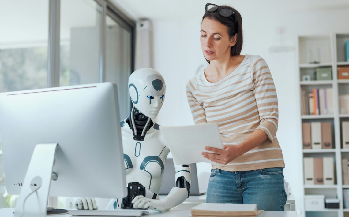 Frau und AI Robot arbeiten zusammen an der Optimierung einer Wordpress Webseite.