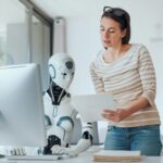 Frau und AI Robot arbeiten zusammen an der Optimierung einer Wordpress Webseite.