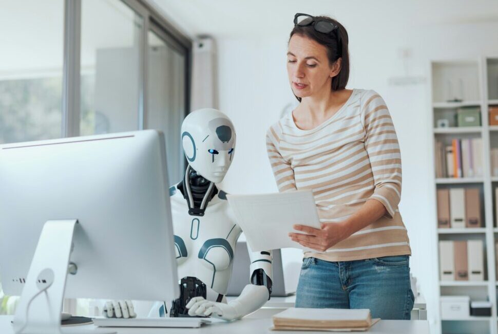 Frau und AI Robot arbeiten zusammen an der Optimierung einer Wordpress Webseite.